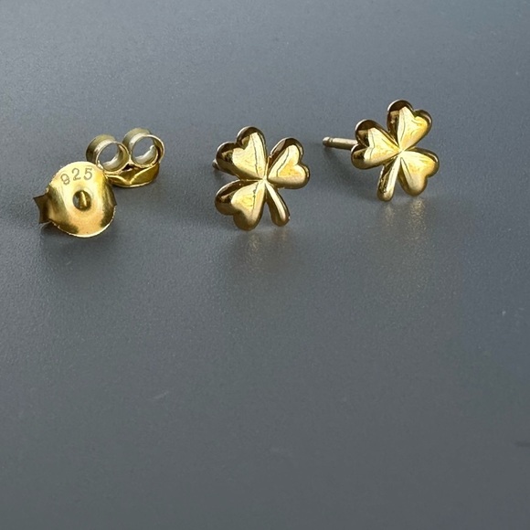 14k Gold Vermeil Shamrock Lucky Clover Stud Earrings - Picture 4 of 11